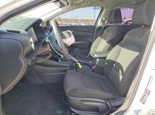 3KPF24AD2ME268784 2021 KIA FORTE White Vista interior delantera