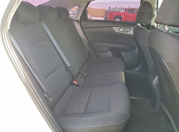 3KPF24AD2ME268784 2021 KIA FORTE White Vista de los asientos traseros