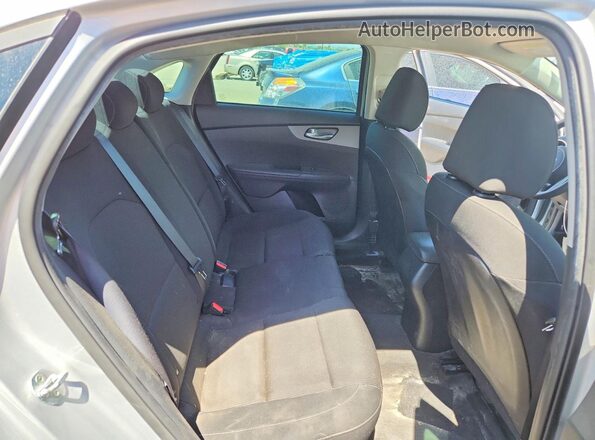 3KPF24AD2ME307566 2021 KIA FORTE Silver Widok tylnych siedzeń