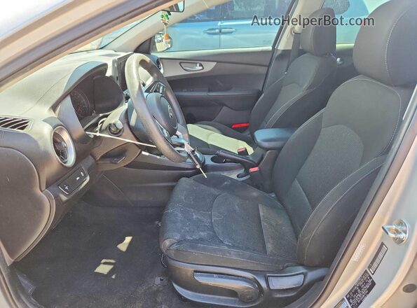 3KPF24AD2ME307566 2021 KIA FORTE Silver Widok wnętrza z przodu