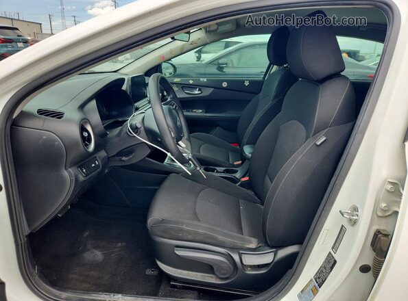 3KPF24AD2ME309947 2021 KIA FORTE White Widok wnętrza z przodu