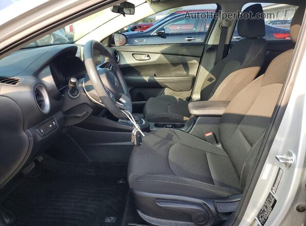 3KPF24AD2ME398838 2021 KIA FORTE Серебряный Вид салона спереди