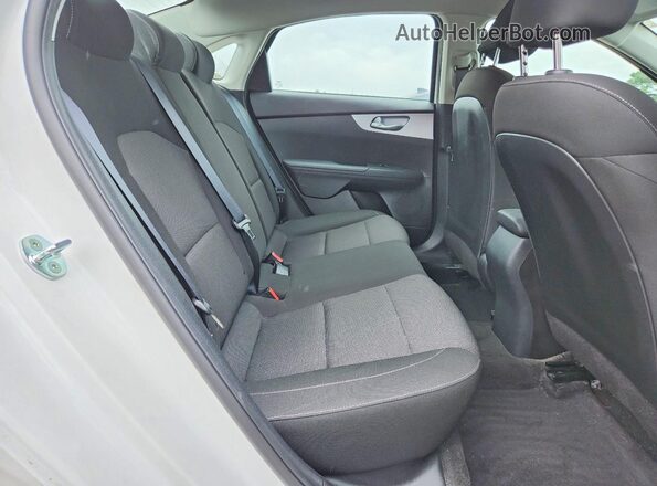 3KPF24AD2PE505696 2023 KIA FORTE White უკანა სავარძლების ხედი