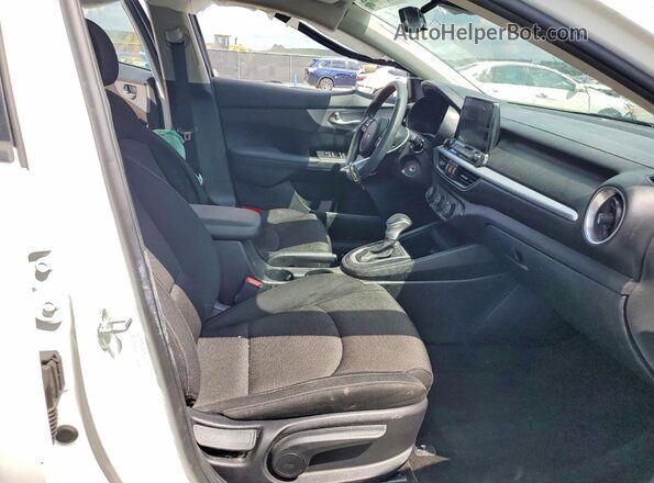 3KPF24AD2PE530680 2023 KIA FORTE White Вид салону спереду