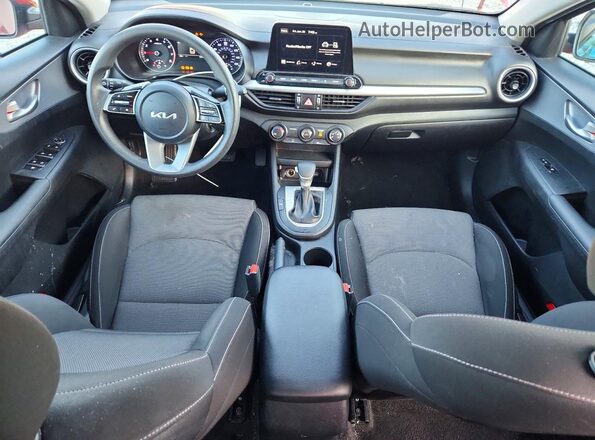 3KPF24AD2PE592080 2023 KIA FORTE Красный Вид панели приборов