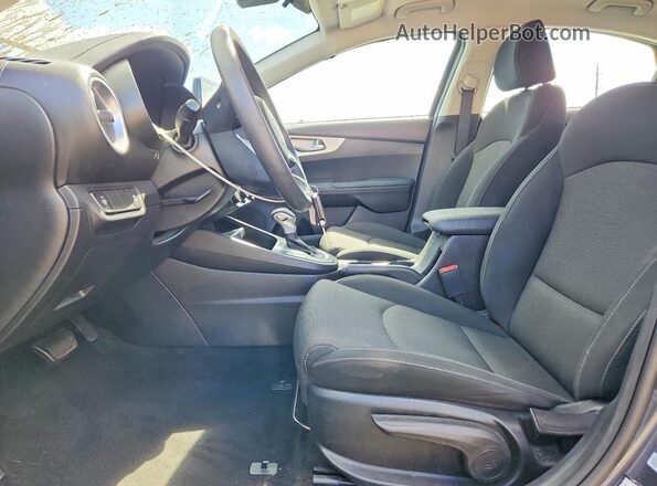 3KPF24AD2PE596811 2023 KIA FORTE Угольный Вид салона спереди
