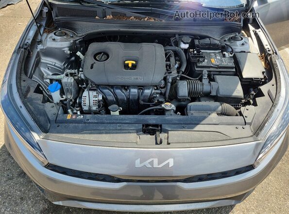 3KPF24AD2RE768564 2024 KIA FORTE Silver Widok wnętrza z tyłu