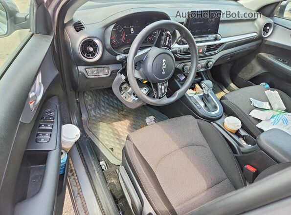 3KPF24AD2RE768564 2024 KIA FORTE Silver Widok deski rozdzielczej
