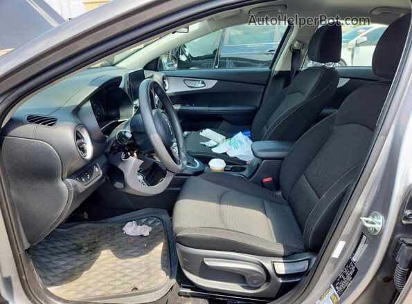 3KPF24AD2RE768564 2024 KIA FORTE Silver Widok wnętrza z przodu