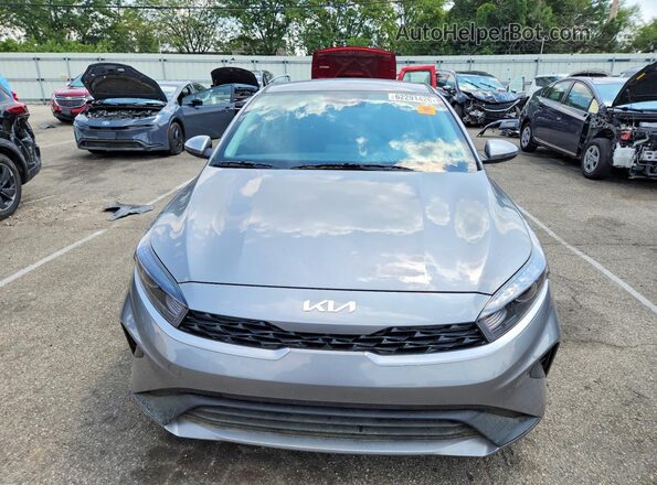 3KPF24AD2RE768564 2024 KIA FORTE Silver Widok z przodu