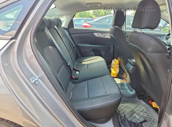 3KPF24AD2RE768564 2024 KIA FORTE Silver Widok tylnych siedzeń