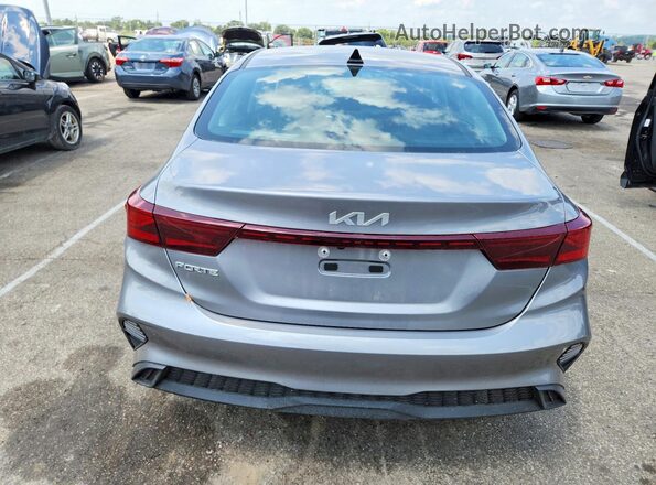 3KPF24AD2RE768564 2024 KIA FORTE Silver Widok z tyłu