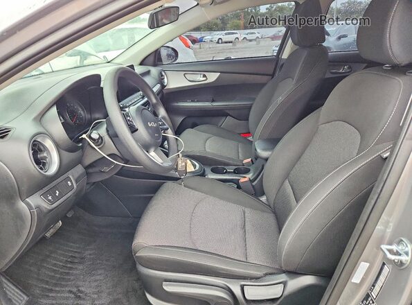 3KPF24AD2RE778320 2024 KIA FORTE Gray Вид салону спереду