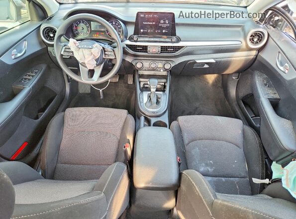 3KPF24AD2RE835633 2024 KIA FORTE Silver Vista del salpicadero