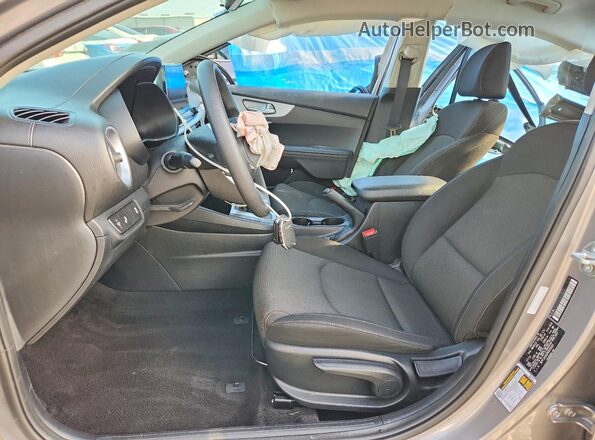 3KPF24AD2RE835633 2024 KIA FORTE Silver Vista interior delantera