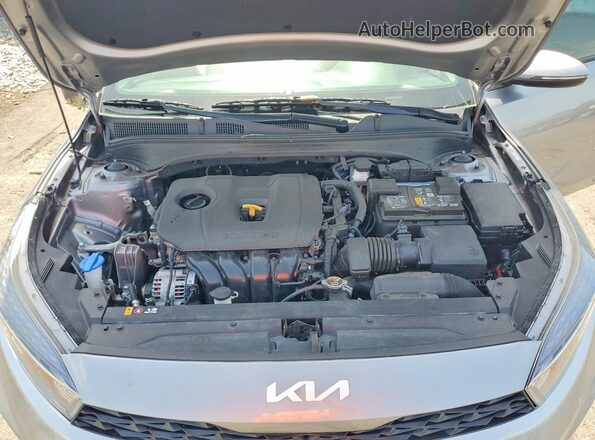 3KPF24AD2RE835633 2024 KIA FORTE Silver Vista interior trasera