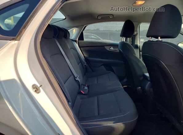3KPF24AD3LE207586 2020 KIA FORTE White Rear seats view