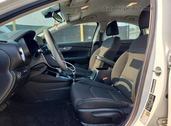 3KPF24AD3LE207586 2020 KIA FORTE White Front interior view