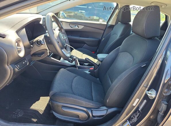 3KPF24AD3ME394801 2021 KIA FORTE Серый Вид салона спереди