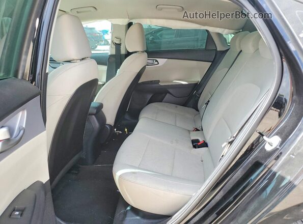 3KPF24AD3NE438717 2022 KIA FORTE Black Widok tylnych siedzeń