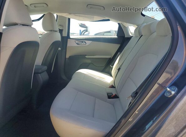 3KPF24AD3NE490686 2022 KIA FORTE Gray Vista de los asientos traseros