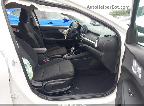 3KPF24AD3NE491272 2022 KIA FORTE White Widok wnętrza z przodu