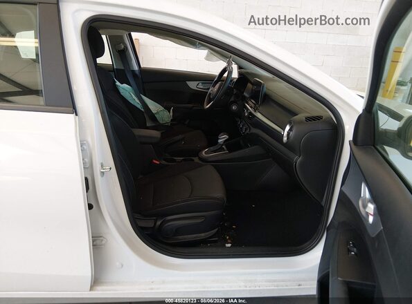 3KPF24AD3PE538951 2023 KIA FORTE White Սալոնի դիմացի տեսք