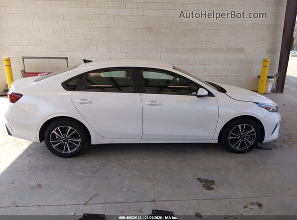 3KPF24AD3PE538951 2023 KIA FORTE White Սալոնի 360 աստիճան տեսք