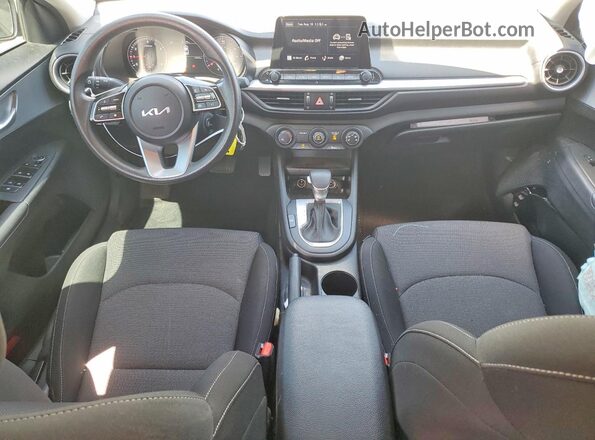 3KPF24AD3PE552056 2023 KIA FORTE Gray Widok deski rozdzielczej