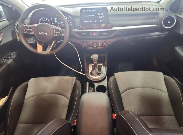 3KPF24AD3PE556799 2023 KIA FORTE Серый Вид панели приборов