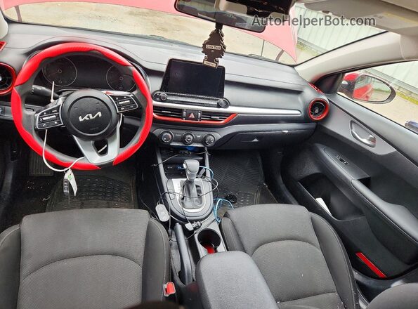 3KPF24AD3PE624728 2023 KIA FORTE Red Widok deski rozdzielczej