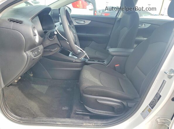 3KPF24AD3PE637012 2023 KIA FORTE White Vista interior delantera