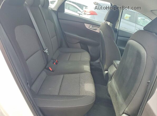 3KPF24AD3PE637012 2023 KIA FORTE White Vista de los asientos traseros