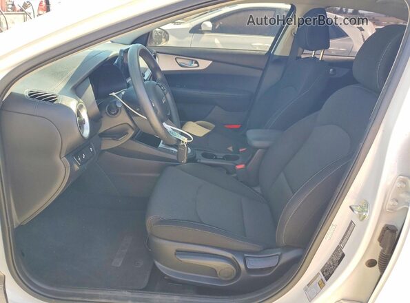 3KPF24AD3RE702007 2024 KIA FORTE White წინა სალონის ხედი