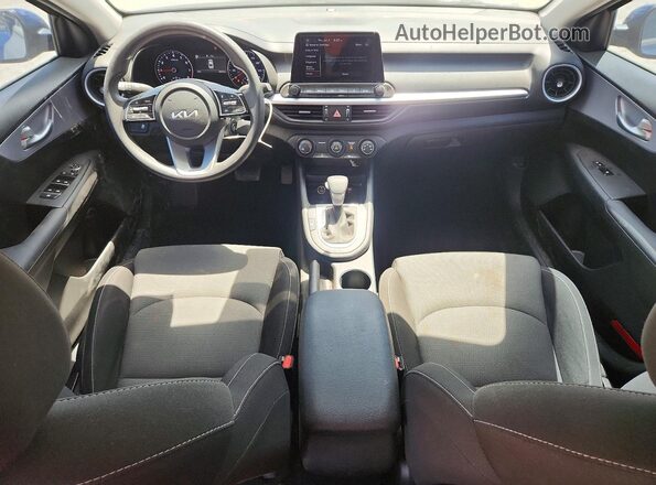 3KPF24AD3RE713931 2024 KIA FORTE Blue Vista del salpicadero