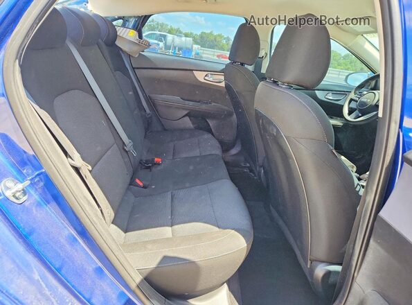 3KPF24AD3RE713931 2024 KIA FORTE Blue Vista de los asientos traseros