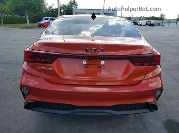 3KPF24AD3RE716215 2024 KIA FORTE Orange Vista trasera