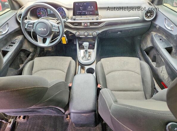 3KPF24AD3RE727604 2024 KIA FORTE Burgundy Vista del salpicadero