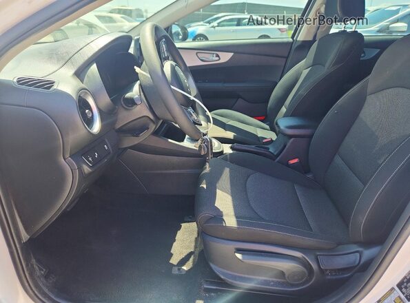 3KPF24AD3RE753569 2024 KIA FORTE White Вид салону спереду