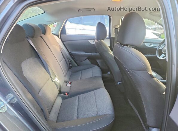3KPF24AD3RE758481 2024 KIA FORTE Gray Vista de los asientos traseros