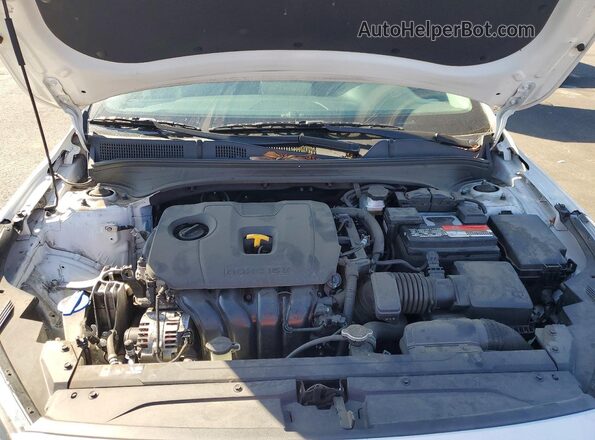 3KPF24AD3RE771375 2024 KIA FORTE White Widok wnętrza z tyłu