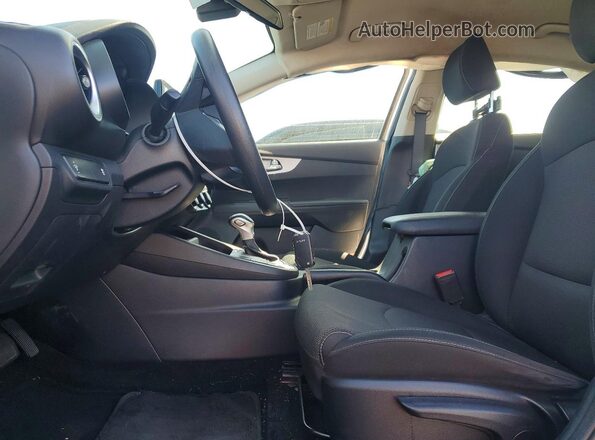 3KPF24AD3RE771375 2024 KIA FORTE White Widok wnętrza z przodu