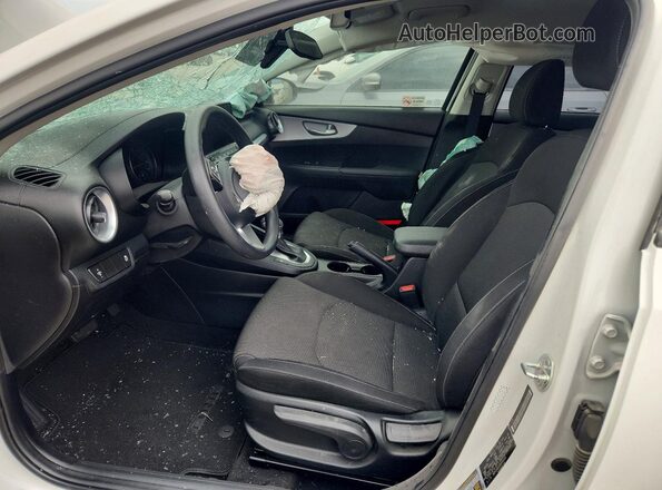 3KPF24AD3RE816122 2024 KIA FORTE White Widok wnętrza z przodu