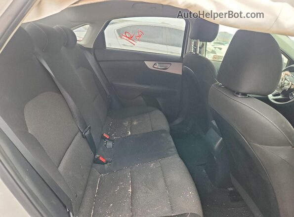 3KPF24AD3RE816122 2024 KIA FORTE White Widok wnętrza z tyłu