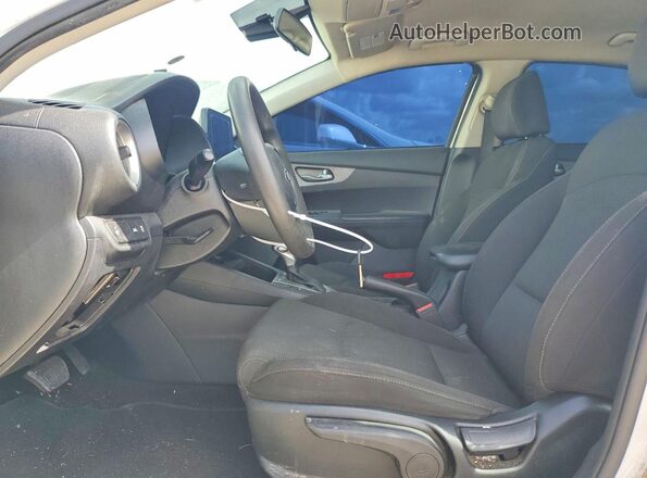 3KPF24AD4ME288244 2021 KIA FORTE Белый Вид салона спереди