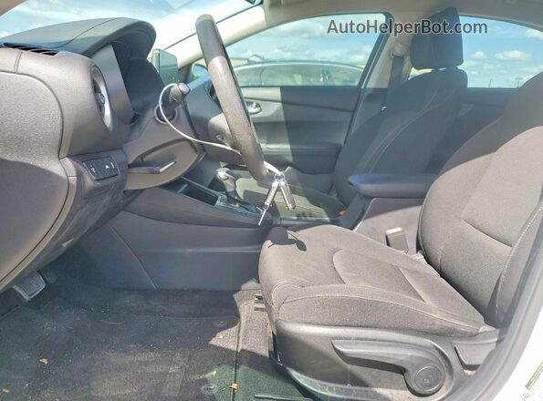 3KPF24AD4ME311392 2021 KIA FORTE White Вид салону спереду