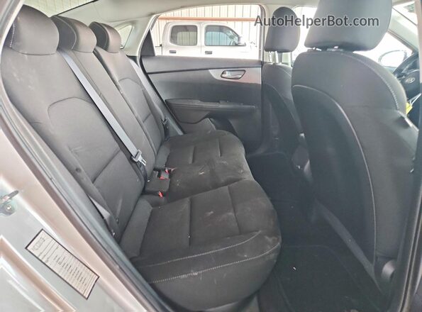 3KPF24AD4ME348474 2021 KIA FORTE Silver Widok tylnych siedzeń