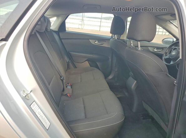 3KPF24AD4ME350340 2021 KIA FORTE Gray Widok tylnych siedzeń