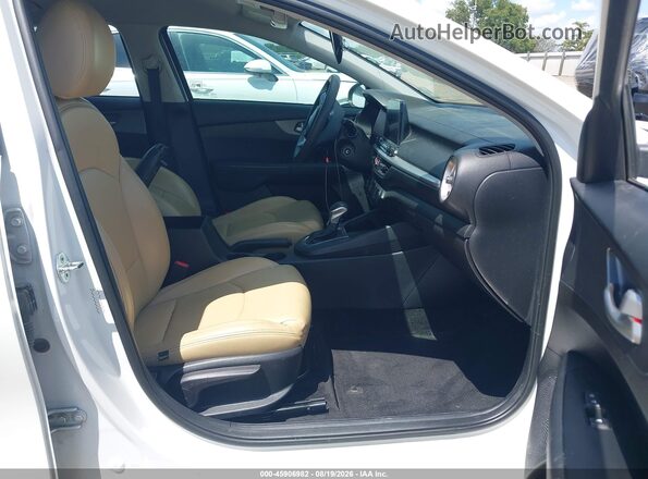 3KPF24AD4ME367218 2021 KIA FORTE White Front interior view