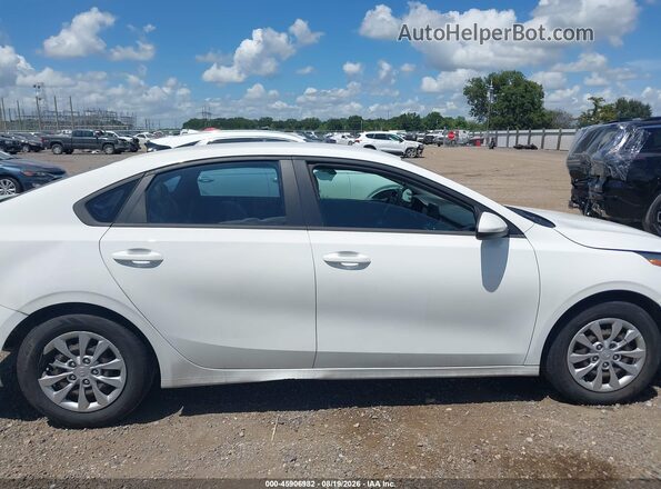 3KPF24AD4ME367218 2021 KIA FORTE White 360 interior view